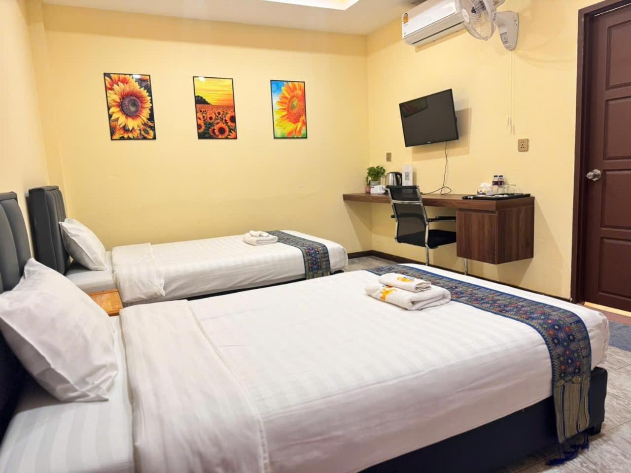 Yula Hotel Thatluang Вьентьян Экстерьер фото