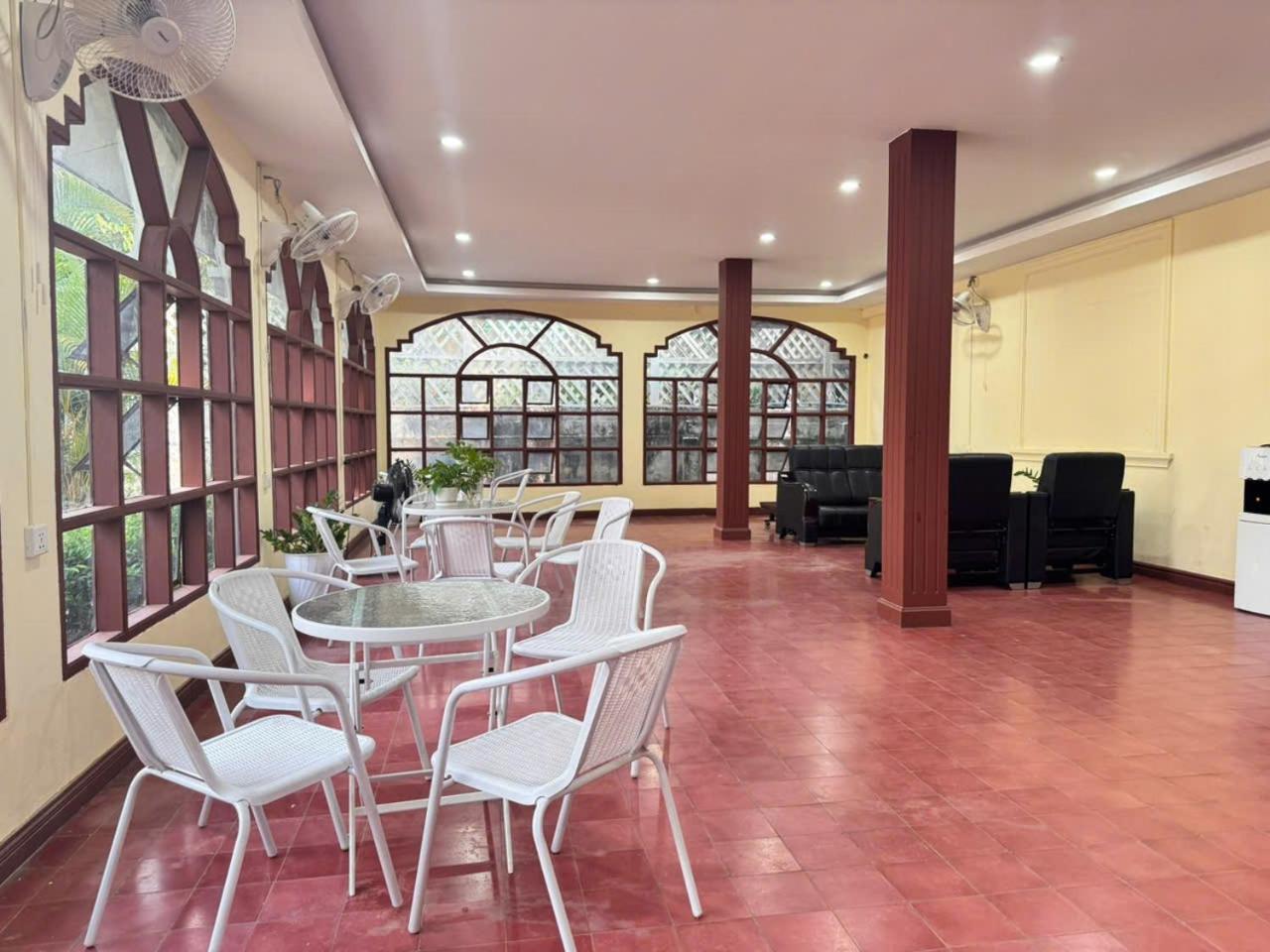 Yula Hotel Thatluang Вьентьян Экстерьер фото